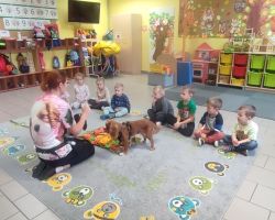dzieci i dorośli podczas zajęć dodatkowych