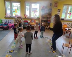 dzieci i dorośli podczas zajęć dodatkowych