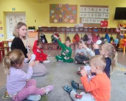 dzieci i dorośli podczas zajęć dodatkowych