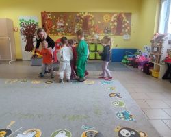 dzieci i dorośli podczas zajęć dodatkowych