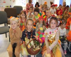 dzieci w jesiennych strojach witają jesień