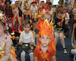 dzieci w jesiennych strojach witają jesień