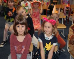 dzieci w jesiennych strojach witają jesień