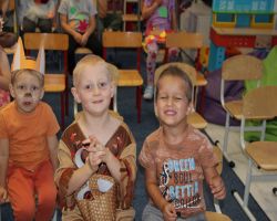 dzieci w jesiennych strojach witają jesień