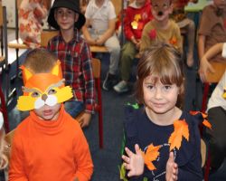 dzieci w jesiennych strojach witają jesień