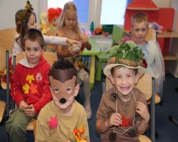 dzieci w jesiennych strojach witają jesień