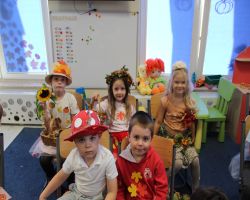 dzieci w jesiennych strojach witają jesień