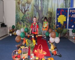 dzieci w jesiennych strojach witają jesień