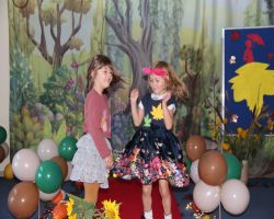 dzieci w jesiennych strojach witają jesień