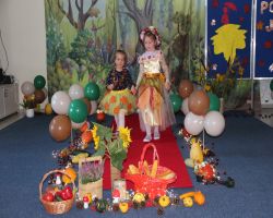 dzieci w jesiennych strojach witają jesień