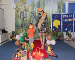 dzieci w jesiennych strojach witają jesień