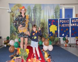 dzieci w jesiennych strojach witają jesień