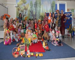 dzieci w jesiennych strojach witają jesień