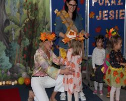 dzieci w jesiennych strojach witają jesień