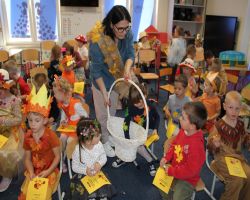 dzieci w jesiennych strojach witają jesień