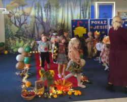 dzieci w jesiennych strojach witają jesień