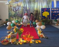 dzieci w jesiennych strojach witają jesień