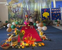 dzieci w jesiennych strojach witają jesień