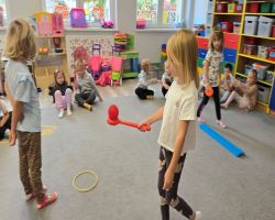 dzieci ćwiczą na sprzęcie gimnastycznym