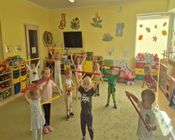 dzieci ćwiczą na sprzęcie gimnastycznym