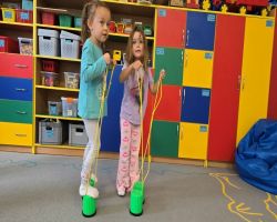 dzieci ćwiczą na sprzęcie gimnastycznym