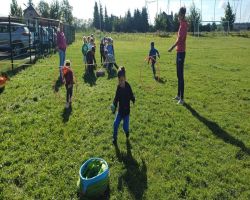 dzieci ćwiczą na sprzęcie gimnastycznym