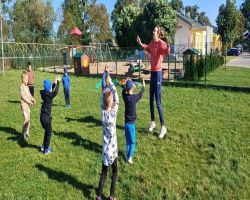 dzieci ćwiczą na sprzęcie gimnastycznym