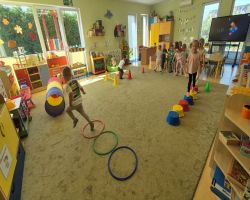 dzieci ćwiczą na sprzęcie gimnastycznym