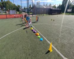 dzieci ćwiczą na sprzęcie gimnastycznym