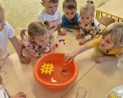 dzieci podczas różnych aktywności
