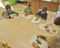 dzieci podczas różnych aktywności