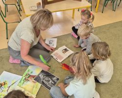 dzieci podczas ochodów świąt nietypowych