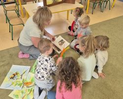 dzieci podczas ochodów świąt nietypowych