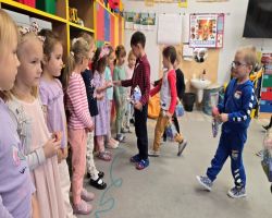dzieci wręczają upominki na dzień chłopaka