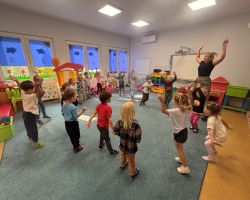 dzieci wykonują ćwiczenia gimnastyczne
