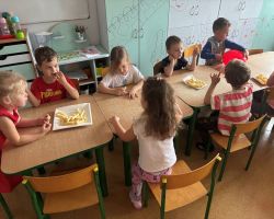 dzieci podczas zabaw integracyjnych