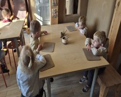 dzieci podczas warsztatów w skłudzewie