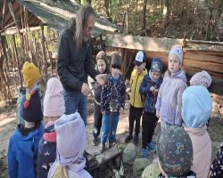 dzieci podczas warsztatów w skłudzewie