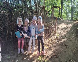 dzieci podczas warsztatów w skłudzewie