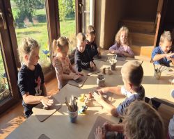 dzieci podczas warsztatów w skłudzewie