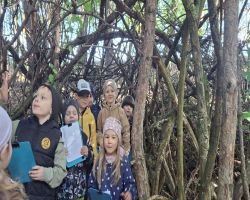 dzieci podczas warsztatów w skłudzewie