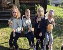 dzieci podczas warsztatów w skłudzewie