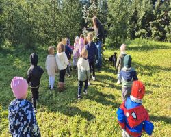 dzieci podczas warsztatów w skłudzewie