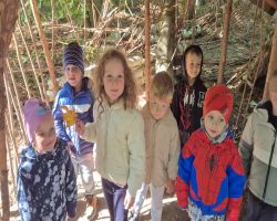 dzieci podczas warsztatów w skłudzewie