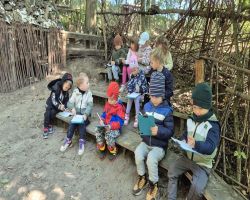 dzieci podczas warsztatów w skłudzewie