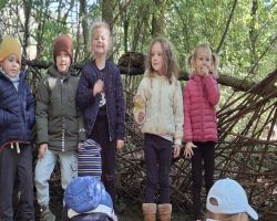 dzieci podczas warsztatów w skłudzewie