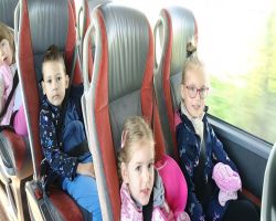 dzieci podczas warsztatów w skłudzewie