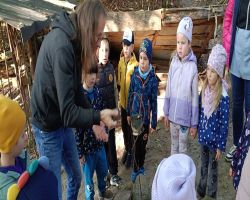 dzieci podczas warsztatów w skłudzewie