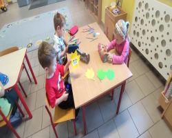 dzieci słuchają treści o nawiązywaniu relacji