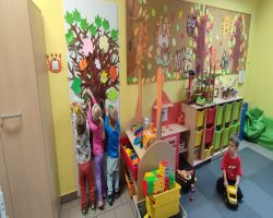 dzieci słuchają treści o nawiązywaniu relacji